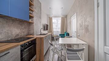 Kühlschrank, Herdplatte, Kochgeschirr/Geschirr/Besteck, Esstisch