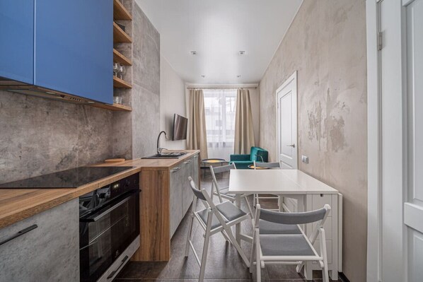 Fridge, stovetop, cookware/dishes/utensils, dining tables