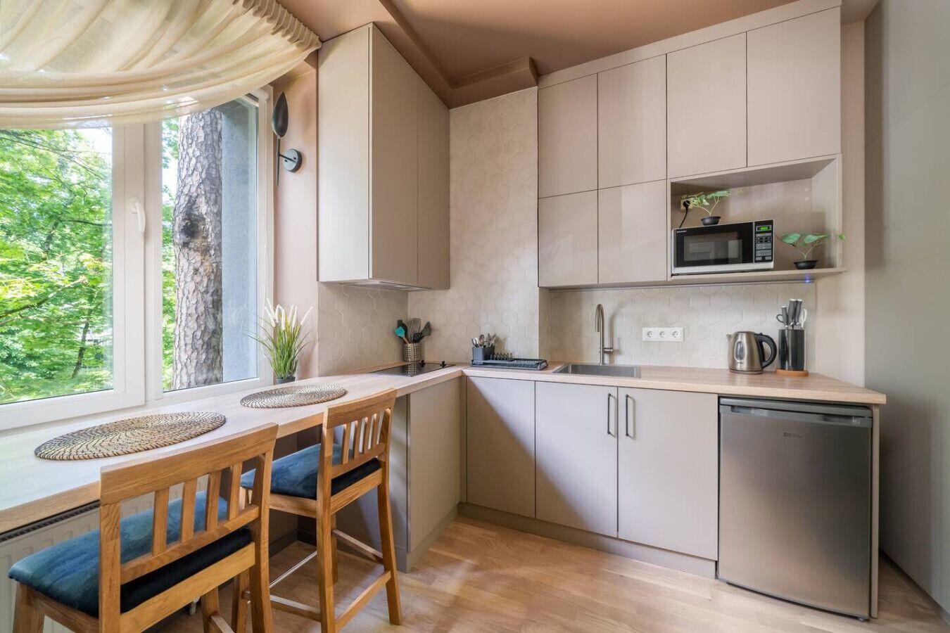 Kühlschrank, Mikrowelle, Herdplatte, Wasserkocher mit Kaffee-/Teezubehör