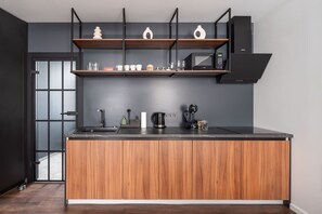 Kühlschrank, Mikrowelle, Herdplatte, Geschirrspüler