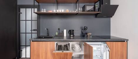 Een koelkast, een microgolfoven, een kookplaat, een vaatwasser