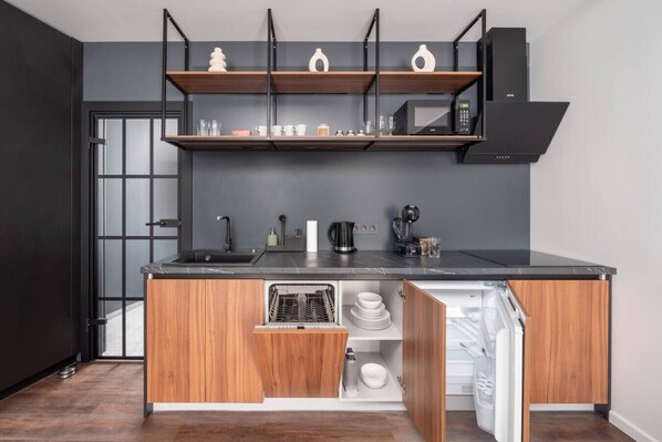 Fridge, microwave, stovetop, dishwasher