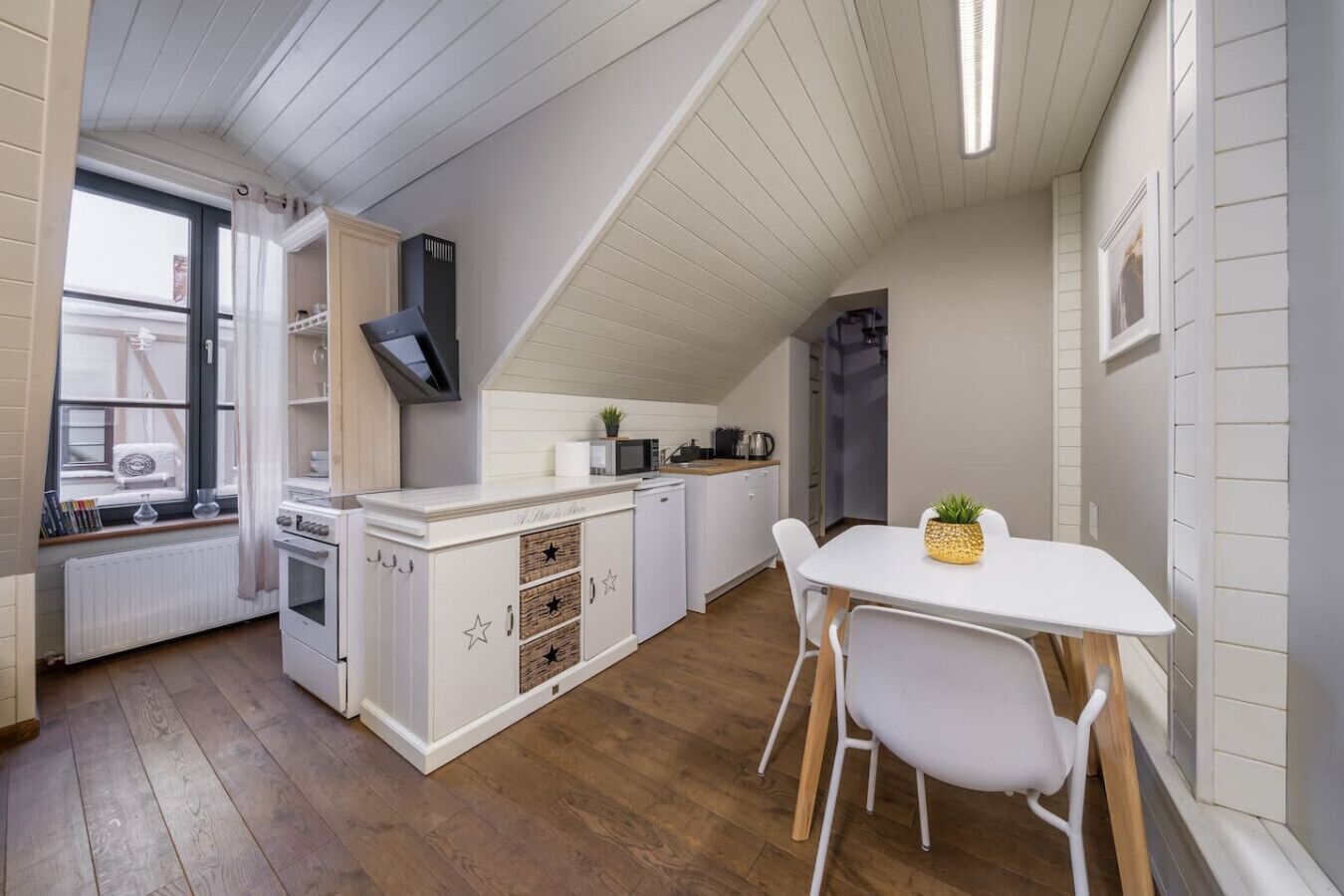 Een koelkast, een microgolfoven, een oven, een kookplaat