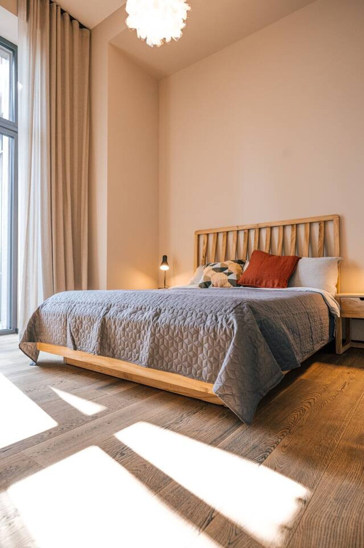 Desk, iron/ironing board, WiFi, bed sheets