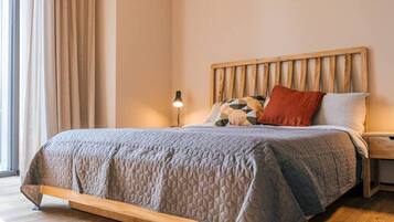 Desk, iron/ironing board, WiFi, bed sheets