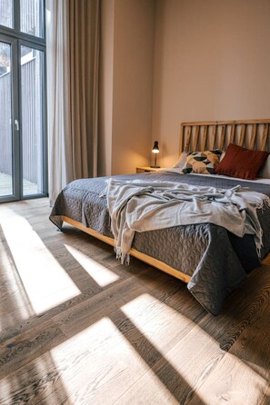 Desk, iron/ironing board, WiFi, bed sheets