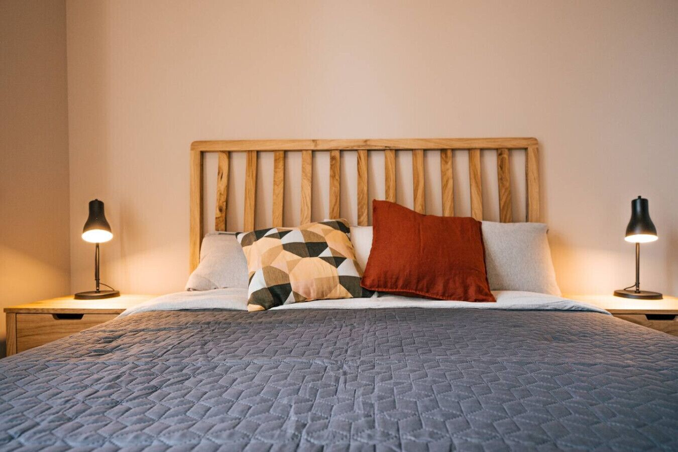 Een bureau, een strijkplank/strijkijzer, wifi, beddengoed