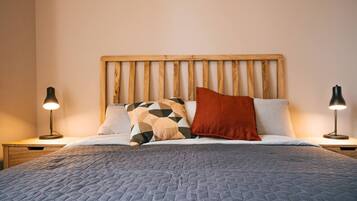 Een bureau, een strijkplank/strijkijzer, wifi, beddengoed