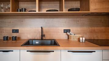 Fridge, oven, stovetop, dishwasher