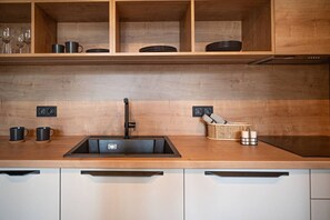 Fridge, oven, stovetop, dishwasher