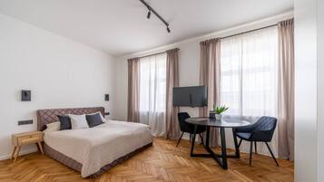 Escritorio, tabla de planchar con plancha, wifi y ropa de cama