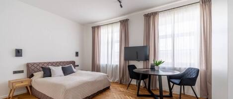 Bureau, fer et planche à repasser, Wi-Fi, draps fournis