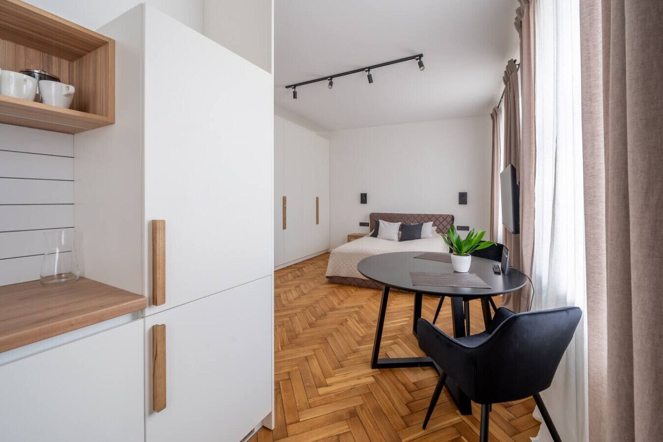 Escritorio, tabla de planchar con plancha, wifi y ropa de cama