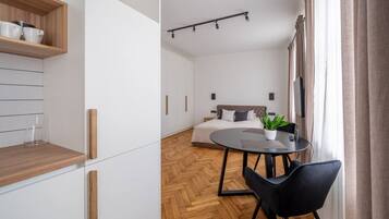 Escritorio, tabla de planchar con plancha, wifi y ropa de cama