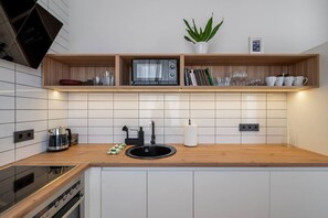 Een koelkast, een magnetron, een oven, een kookplaat