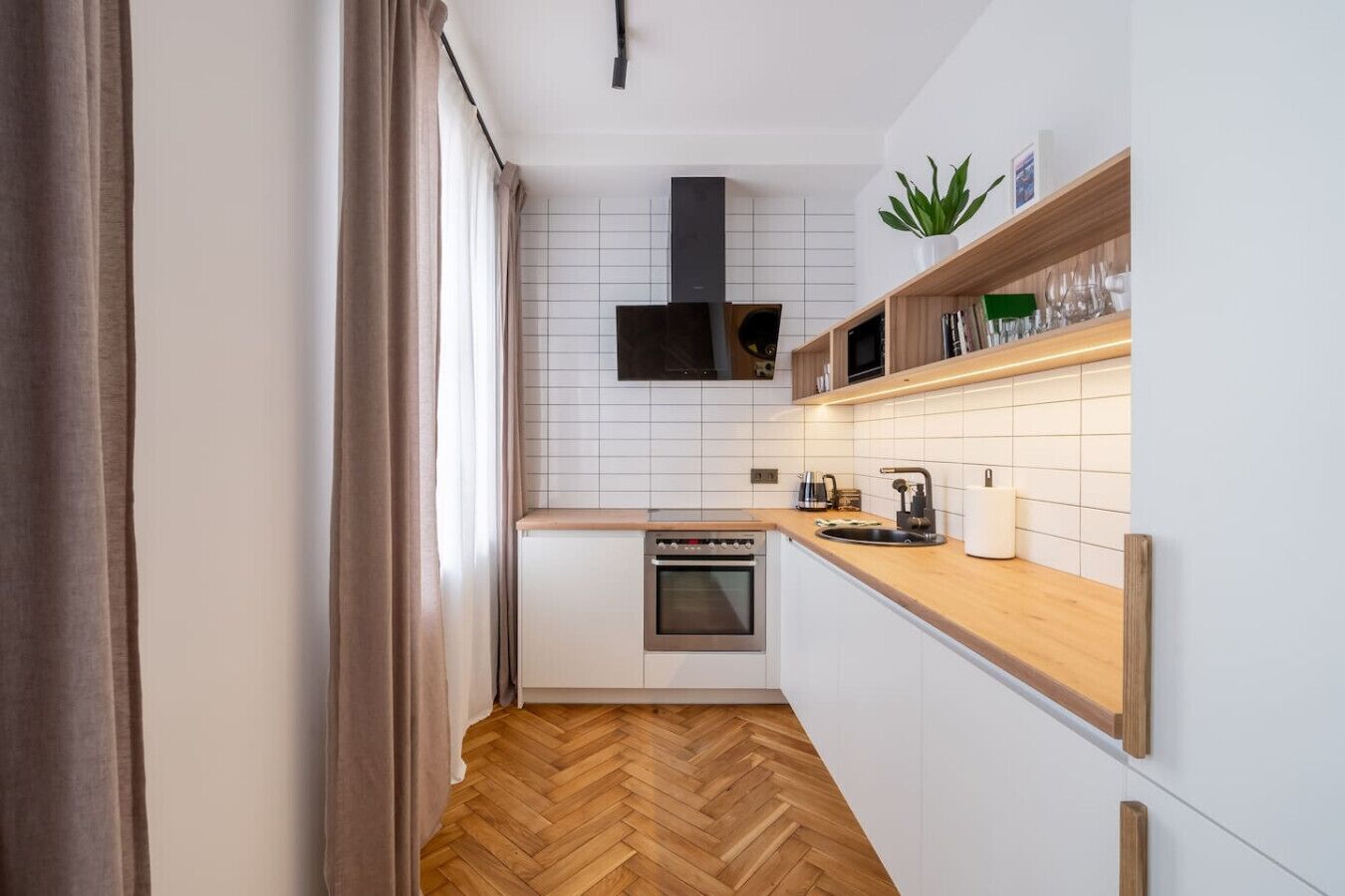 Frigorífico, microondas, horno y placa de cocina