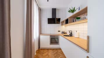 Frigorífico, microondas, horno y placa de cocina