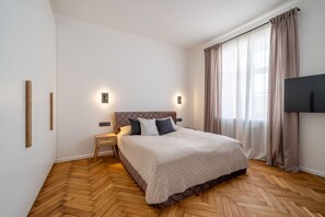 Desk, iron/ironing board, WiFi, bed sheets