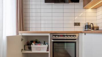 Jääkaappi, mikroaaltouuni, uuni, liesi