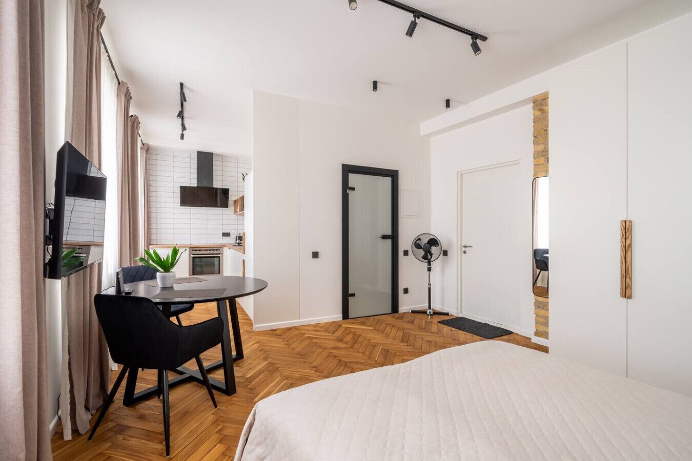 Escritorio, tabla de planchar con plancha, wifi y ropa de cama 