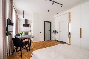 Desk, iron/ironing board, WiFi, bed sheets