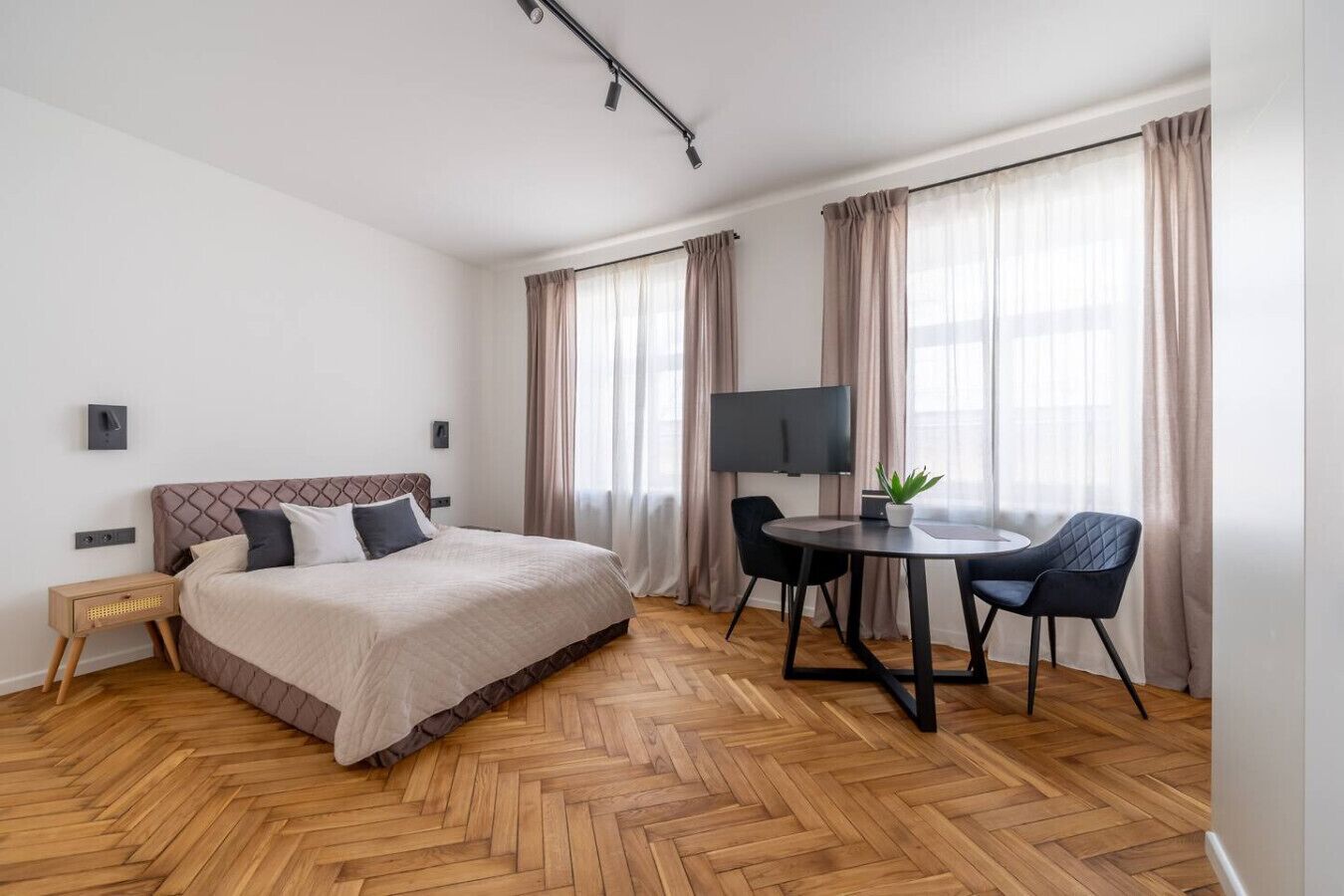 Escritorio, tabla de planchar con plancha, wifi y ropa de cama 