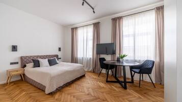 Escritorio, tabla de planchar con plancha, wifi y ropa de cama