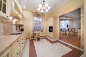 Fridge, oven, stovetop, dishwasher