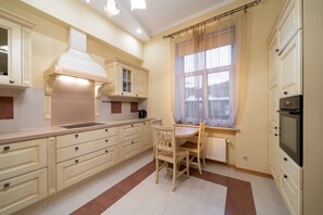 Fridge, oven, stovetop, dishwasher