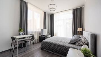 1 habitación, escritorio, tabla de planchar con plancha y wifi