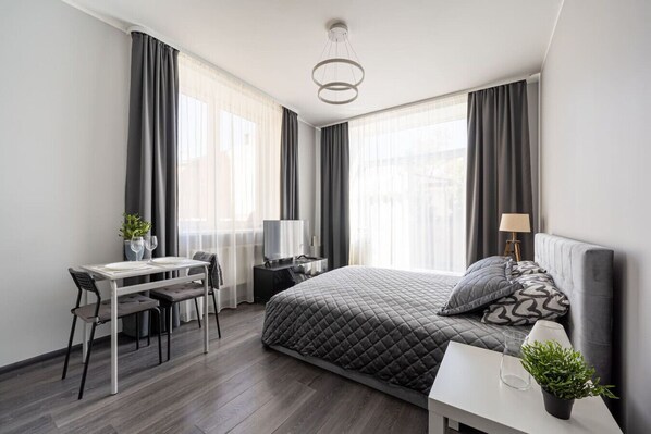 1 dormitorio, escritorio, tabla de planchar con plancha y wifi