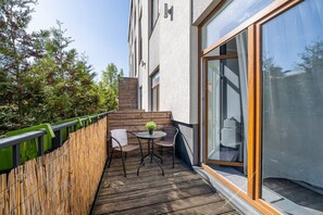 Outdoor dining - Grizinkalns studio with parking (Rīga)