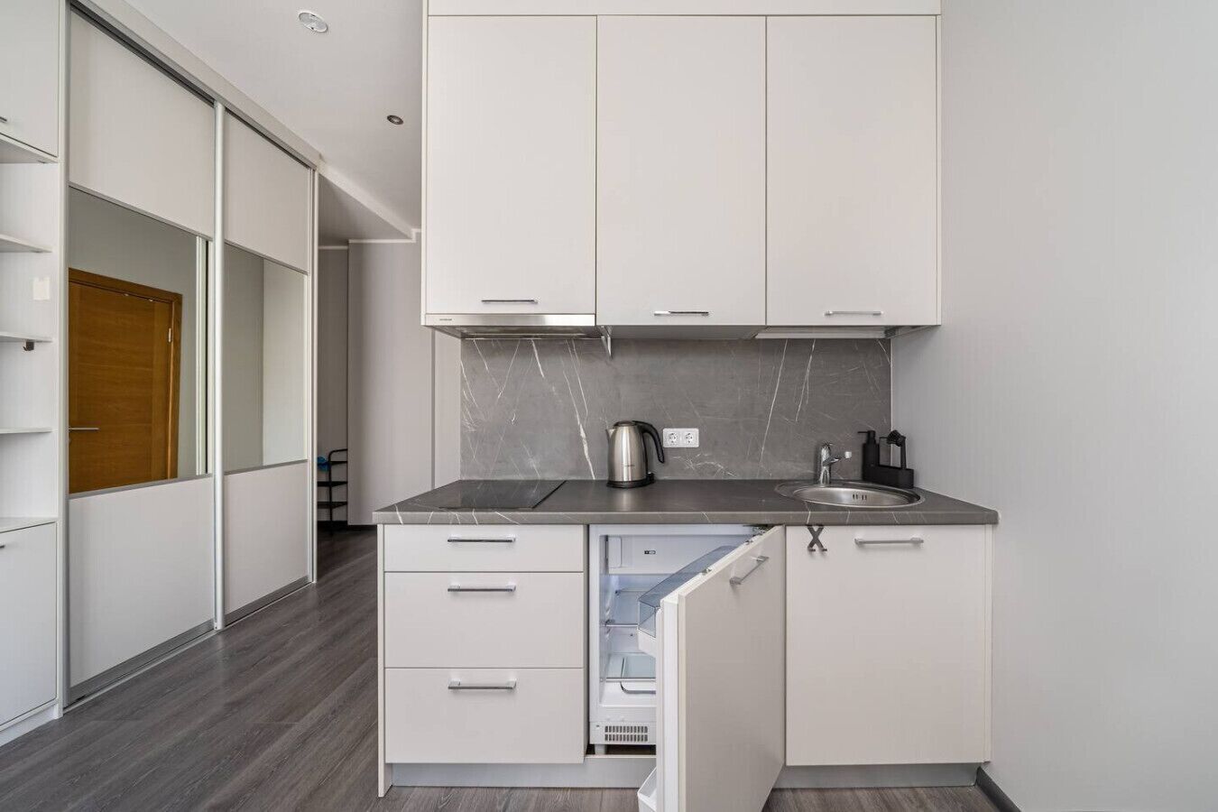 Kjøleskap, kokeplater, kaffetrakter/tekoker og kjøkkenutstyr