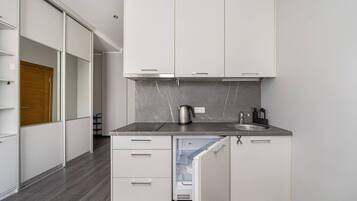 Kjøleskap, kokeplater, kaffetrakter/tekoker og kjøkkenutstyr