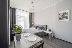 Desk, iron/ironing board, WiFi, bed sheets