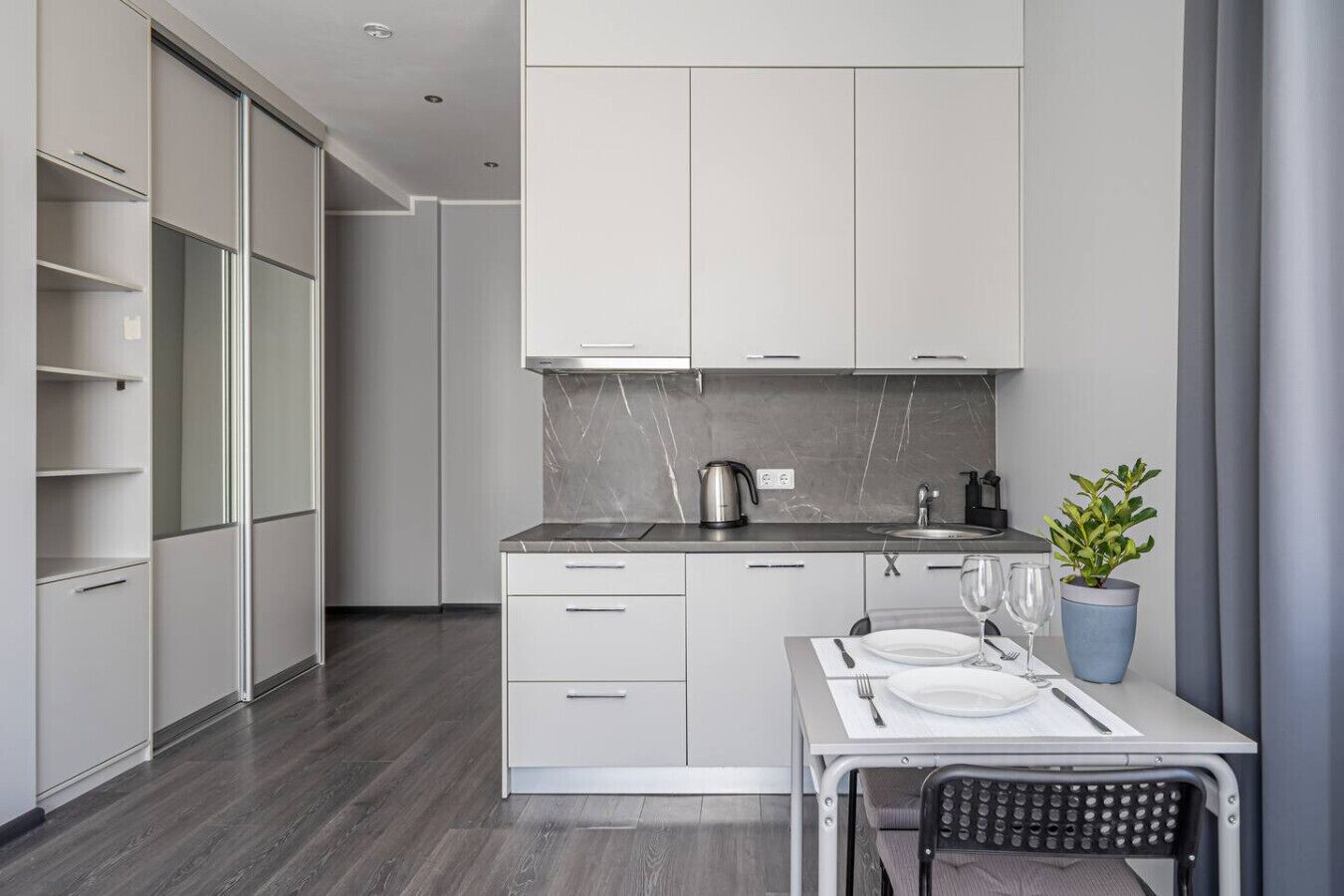 Refrigerador, parrilla de estufa y cafetera y tetera 