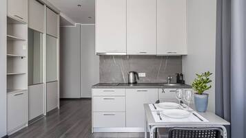 Refrigerador, parrilla de estufa y cafetera y tetera