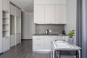 Frigorífico, placa de cocina, cafetera o tetera y utensilios de cocina