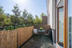 Outdoor dining - Grizinkalns studio with parking (Rīga)