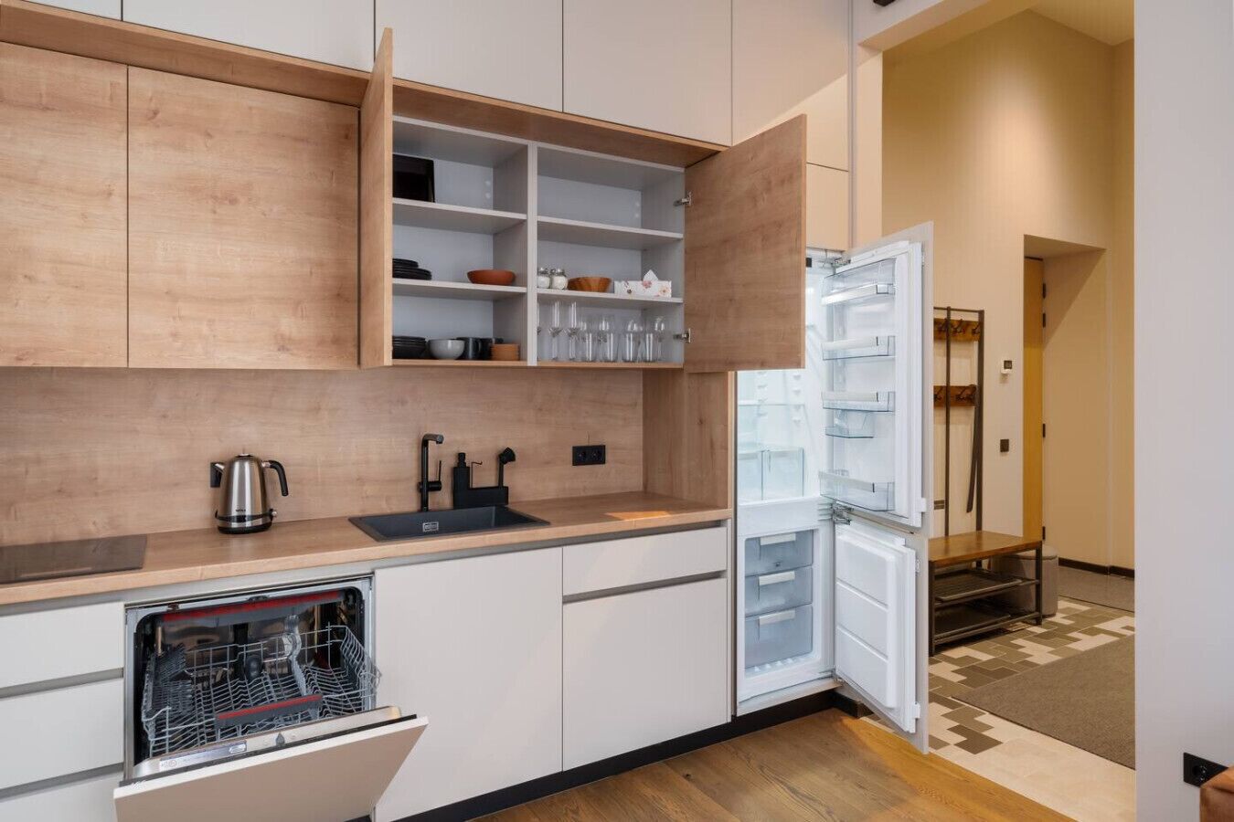 Kühlschrank, Mikrowelle, Ofen, Herdplatte