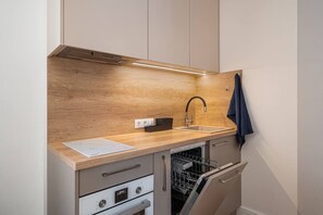 Fridge, microwave, stovetop, dishwasher