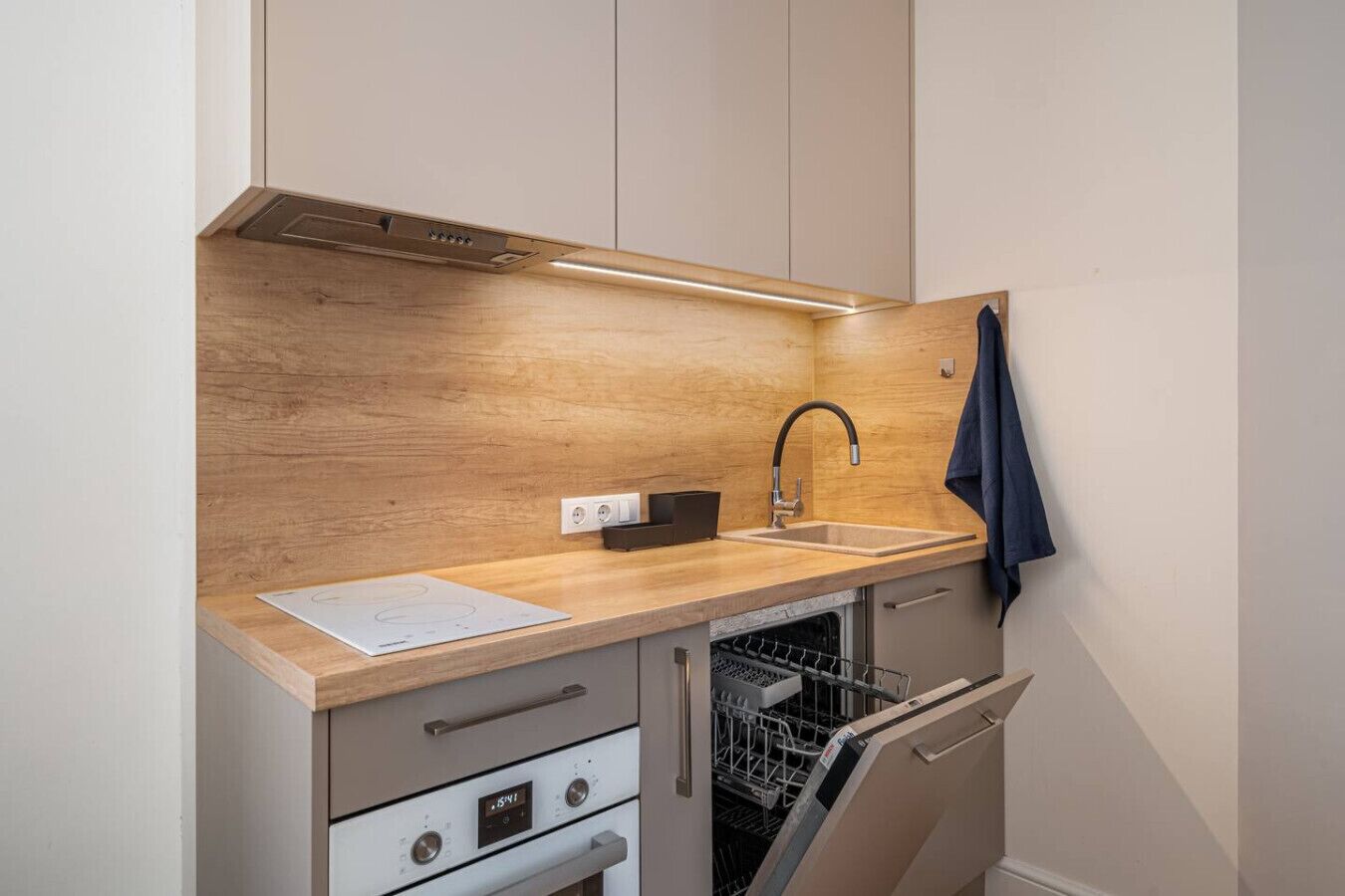 Fridge, microwave, stovetop, dishwasher