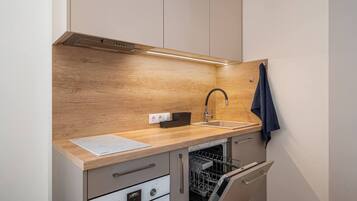 Fridge, microwave, stovetop, dishwasher