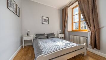 Escritorio, tabla de planchar con plancha, wifi gratis y ropa de cama