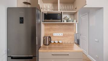 Frigorífico, microondas, placa de cocina y lavavajillas