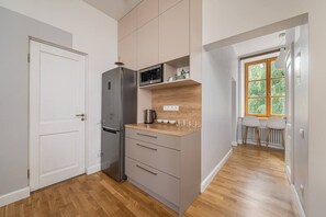 Fridge, microwave, stovetop, dishwasher