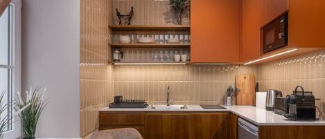 Refrigerador, microondas, parrilla de estufa y cafetera y tetera