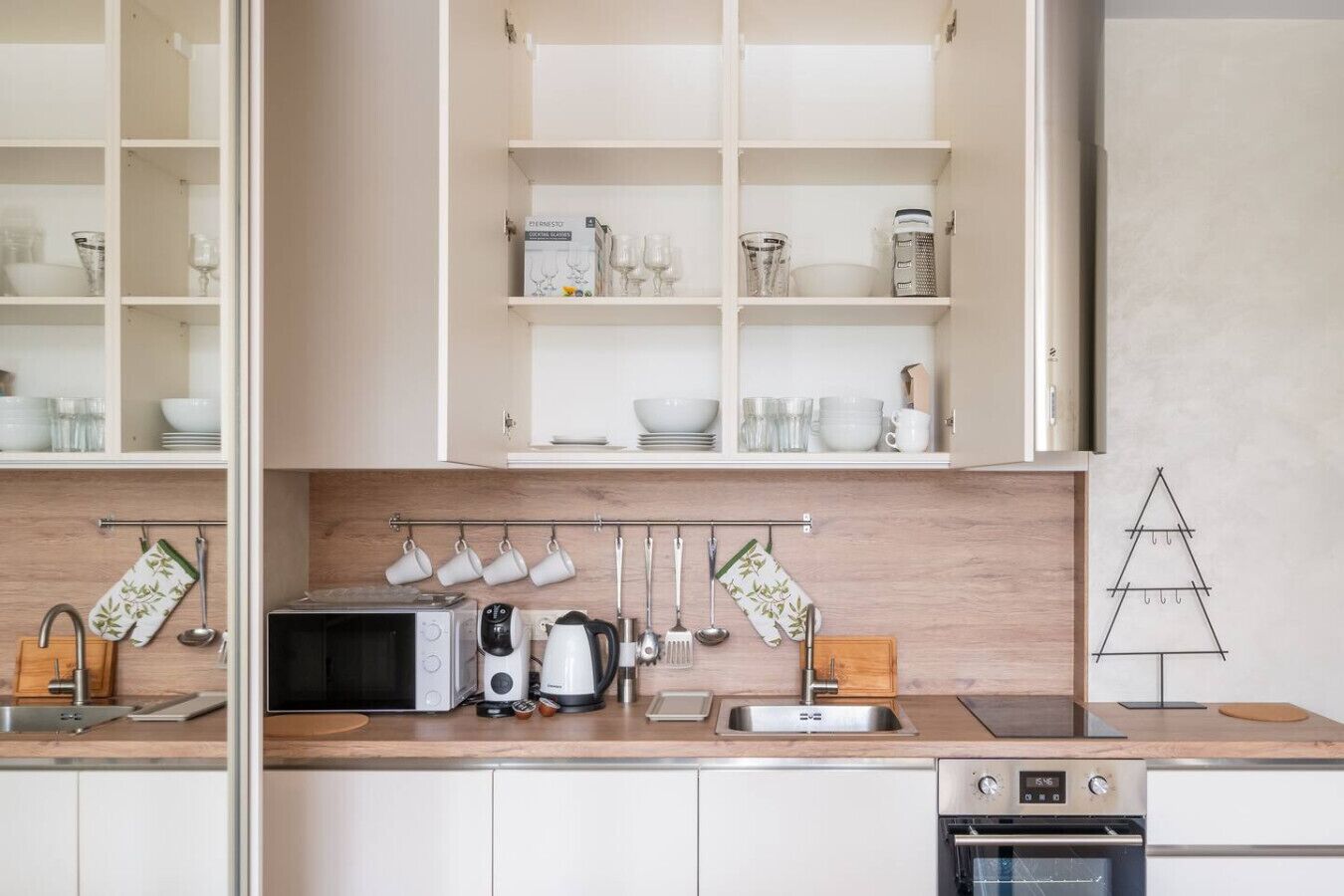 Kühlschrank, Mikrowelle, Ofen, Herdplatte