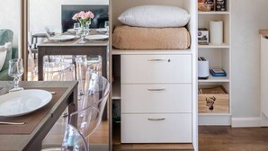 Une chambre moderne avec un lit, un bureau et une armoire.