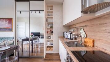 Kühlschrank, Mikrowelle, Ofen, Herdplatte